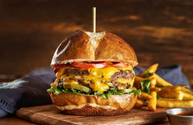 Amerikan peynirli duble çizburger ve kızarmış kraker.