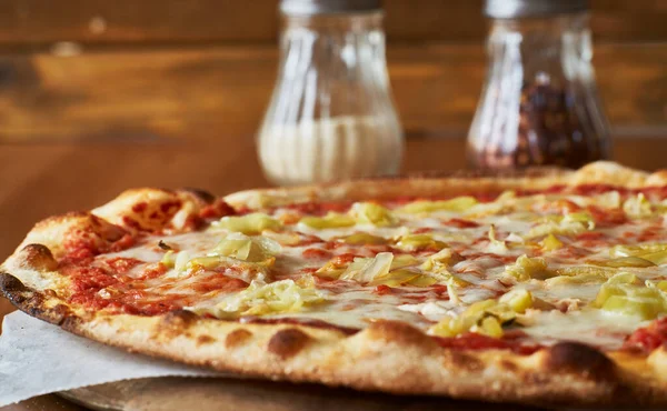 Thin Crust Pizza Yellow Peppers Tomato Sauce — Stock Photo, Image