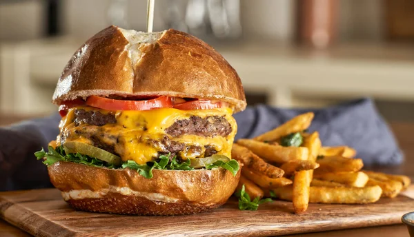 Cheeseburger Duplo Com Queijo Americano Batatas Fritas Pão Pretzel — Fotografia de Stock