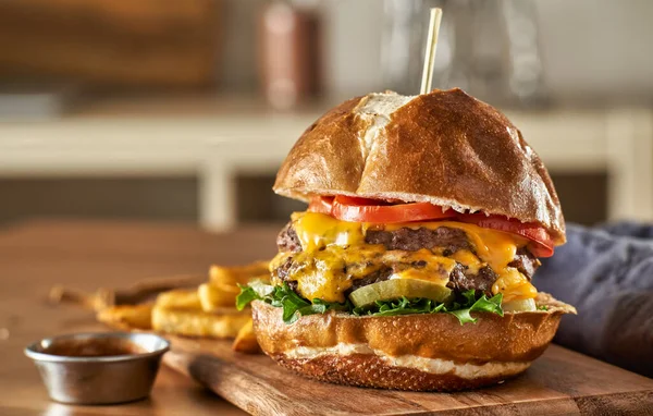 Dubbele Cheeseburger Met Amerikaanse Kaas Frietjes Pretzelbroodje — Stockfoto