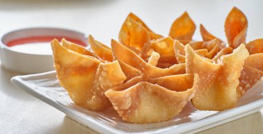 Çin yengeci rangoon kızarmış soslu wonton.