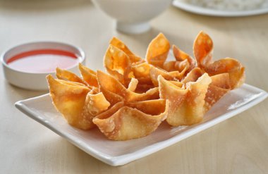 Çin yengeci rangoon kızarmış soslu wonton.