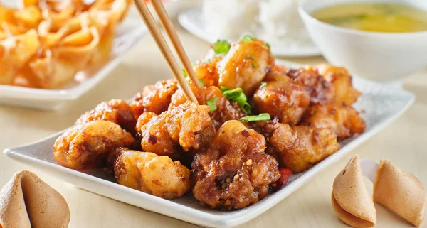 Using Chopsticks Eat Chinese General Tsos Chicken Meal Crab Rangoon — Stock Photo, Image