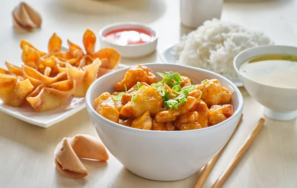 Chinesisches Essen Mit Orangenhuhn Krabben Rangun Und Glückskeksen — Stockfoto