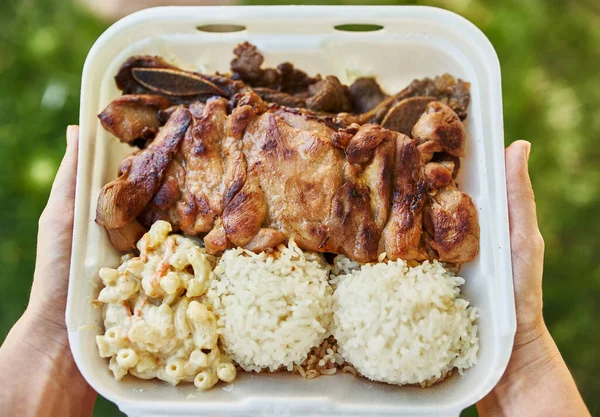 Hawaii Bbq Inin Açık Paket Paket Konteynırını Tutuyor — Stok fotoğraf