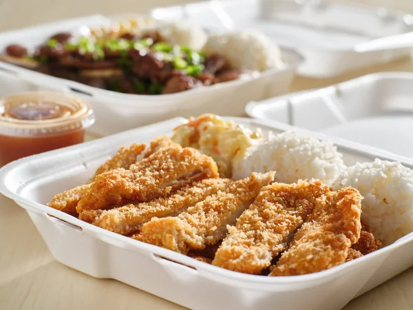 Hawaiian Bbq Tavuk Katsu Ile Servis Tepsisi — Stok fotoğraf