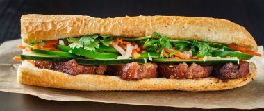 Vietnam bahn mi sandviçi ve domuz göbeği.