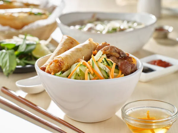 Pão Vietnamita Thit Nuong Com Rolos Primavera Carne Porco Grelhada — Fotografia de Stock