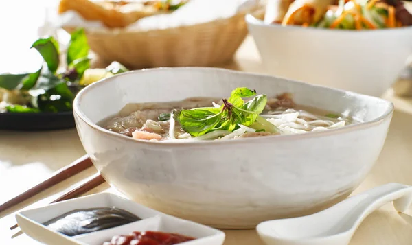 Βιετναμαμέζικο Γεύμα Μοσχαρίσια Σούπα Pho Που Συνοδεύεται Από Σάλτσα Hoisin — Φωτογραφία Αρχείου