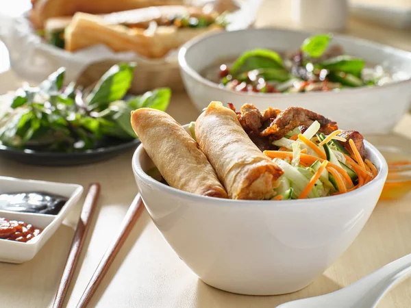 越南面包 用春卷和烤猪肉做的 — 图库照片