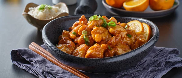 Kom Van Chinese Oranje Kip Tafelblad — Stockfoto