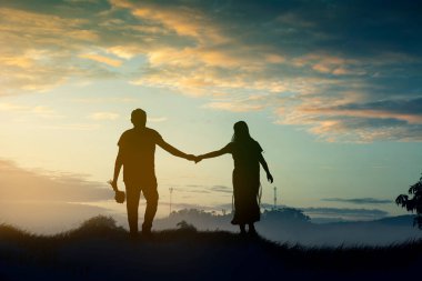 genç bir çift günbatımı keyfi