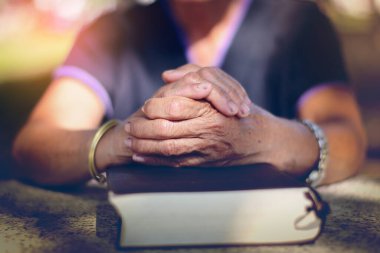 Kutsal İncil ve Din kavramı üzerine dua ederken ellerimiz kavuşturuldu.