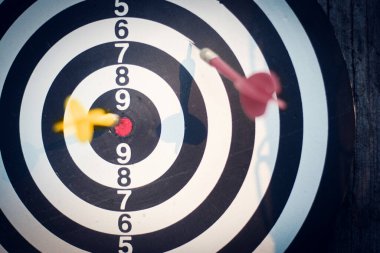 Hedef merkezde oklar var. ticari hedef kavramı.