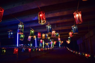 Loi Khratong festivalinde çekilmiş bir fenerin fotoğrafı. Chiang Mai, Tayland.