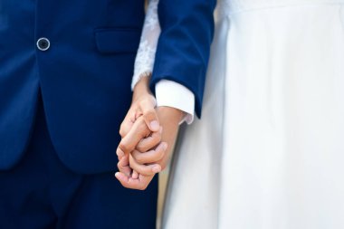 El ele tutuşan genç çifte yakın durun.