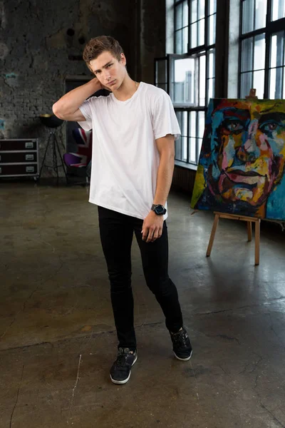 Modaya uygun bir profesyonel photostudio beyazlı duran yakışıklı genç erkek modeli