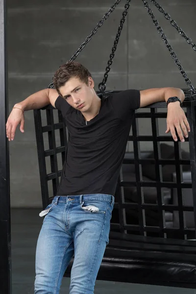 Yakışıklı genç erkek model rahat modern iç photostudio poz