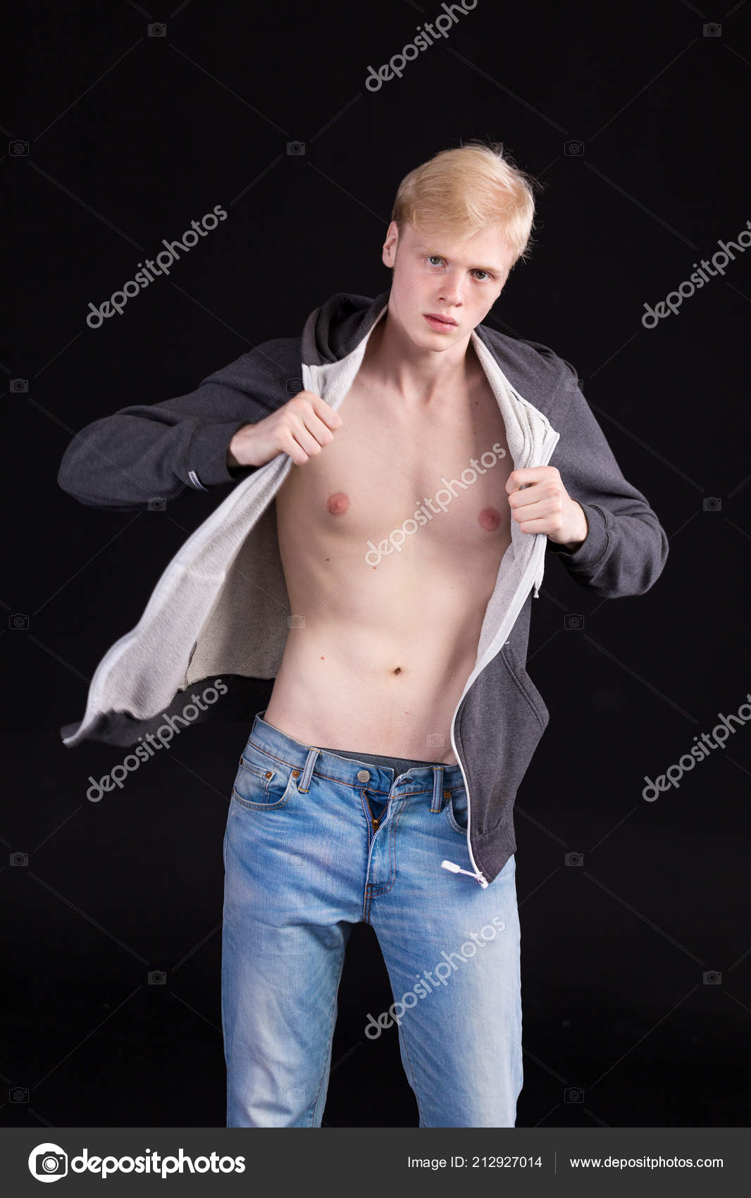 Hemdlose Junge Und Hübsche Blonde Männliche Modell Mit Blauen Augen Stockfoto © byazrov 212927014