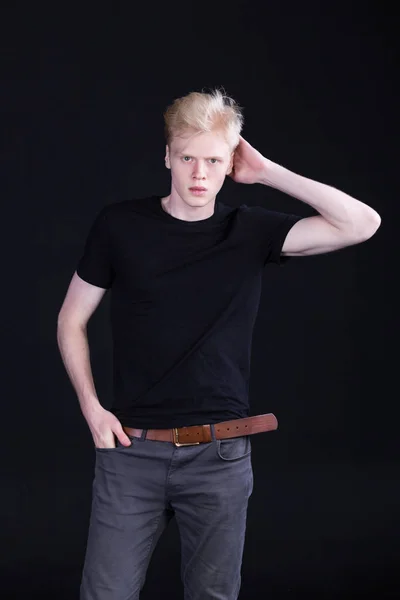 Genç ve yakışıklı sarışın erkek model mavi gözlü