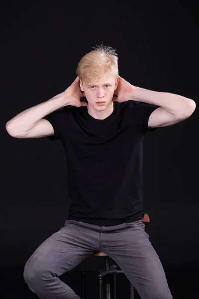 Genç ve yakışıklı sarışın erkek model mavi gözlü