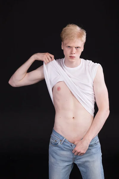 Genç ve yakışıklı sarışın erkek model mavi gözlü