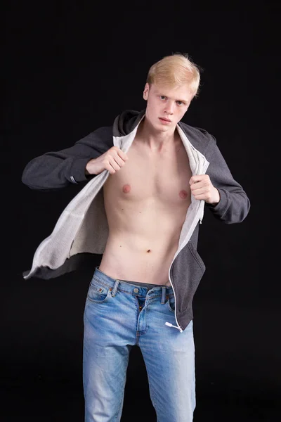 Shirtless Mladý Pohledný Blond Mužský Model Modrýma Očima Černém Pozadí — Stock fotografie