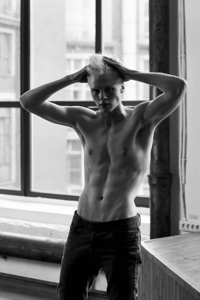 Shirtless Jonge Knappe Blonde Mannelijk Model Met Blauwe Ogen Ramen Stockfoto