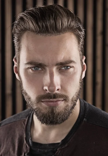 Muhteşem sakallı genç adam