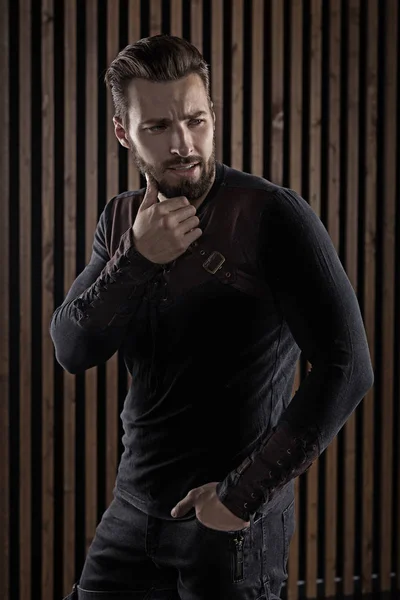 Muhteşem sakallı genç adam