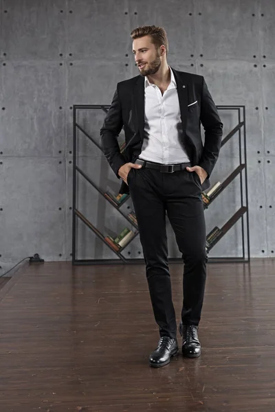 Siyah elbiseli yakışıklı bir adamın cep telefonu iş konuşma