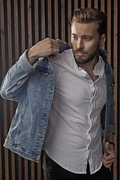 Knap Model Met Bruin Haar Baard Blue Denim Rechtenvrije Stockfoto's