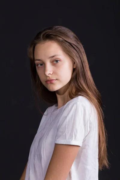 Nahaufnahme Eines Schonen Madchens Mit Braunen Haaren Und Blauen Augen In Weissem T Shirt Auf Dunklem Hintergrund Gesundheit Slawisch Stock Photo 212944384