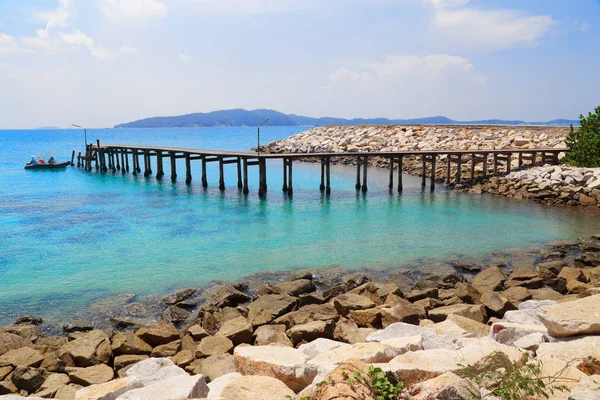 Holzbrücke Einem Tropischen Strand Auf Einer Insel Mit Blauem Himmel — Stockfoto