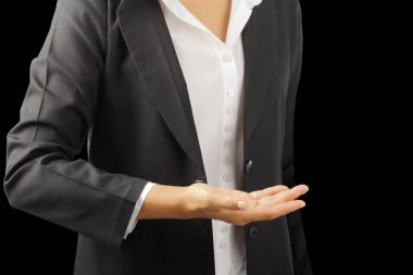 İzole kırpma yoluyla, konsept reklam ürün siyah arka plan üzerine bir şey gösteren işadamı el.