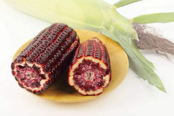 Fruits Maïs Violet Frais Isolés Sur Une Assiette Bois Sur — Photo