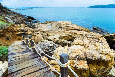 Ahşap köprüye bir tropikal plaj khao laem, mavi gökyüzü ile adada ya mu koh samet Island Rayong Tayland