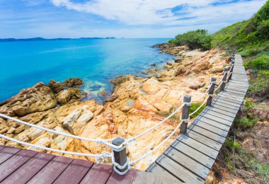 Güzel Rayong sahil khao laem, mavi gökyüzü ile ya mu koh samet Island Milli Parkı: Rayong Tayland.