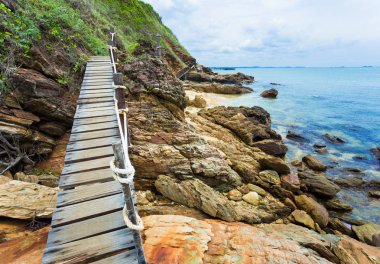 Güzel Rayong sahil khao laem, mavi gökyüzü ile ya mu koh samet Island Rayong Tayland.