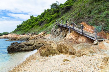 Güzel Rayong sahil khao laem, mavi gökyüzü ile ya mu koh samet Island Milli Parkı: Rayong Tayland.