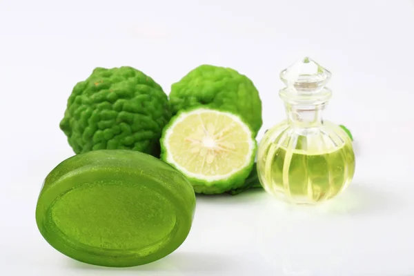 Citrónově vápenné nebo bergamotové mýdlo s aromatickými lázněmi z lahví ESENT — Stock fotografie