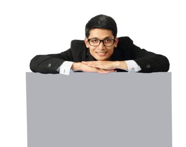 boş tabela kırpma yolu gösteren genç basian işadamı