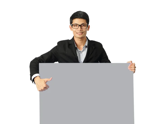 Молодой бизнесмен, показывающий пустую вывеску — стоковое фото