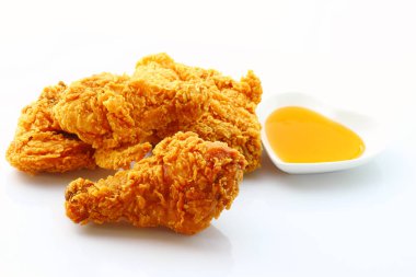 Beyaz bitti izole soslu kızarmış tavuk 