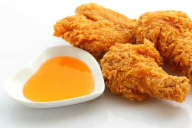 Beyaz bitti izole soslu kızarmış tavuk 