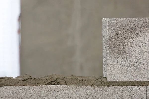 縫い目敷設工事コンクリート ブロックのモルタル壁 — ストック写真