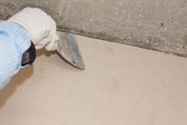 El Ham sıva tesviye sürecinde bir spatula ile.