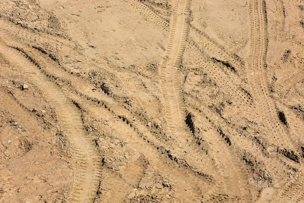 タイヤの跡が歩いた乾燥土壌表面 — ストック写真