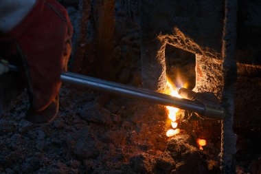 Eriyen metal damlaları ve kıvılcımları olan kaynak makinesi..