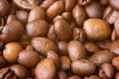 Kavrulmuş kahve çekirdekleri, yakın plan. Arkaplan.